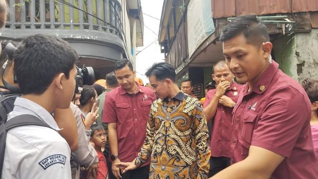 Wakil Presiden Gibran Rakabuming Raka mengecek lokasi banjir di Kebon Pala, Kampung Melayu, Jatinegara, Jakarta Timur (Jaktim).