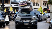 Beberapa mobil terlihat membawa barang-barang pribadi, koper, dan kasur. REUTERS/Thaier Al-Sudani