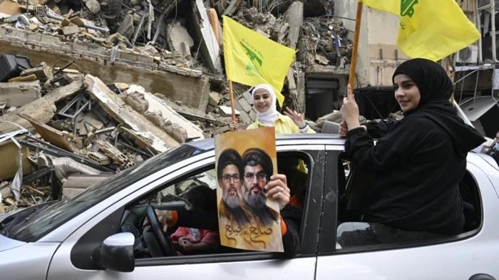 Warga Lebanon merayakan di jalan setelah gencatan senjata dengan Israel mulai berlaku, di distrik Dahieh di Beirut selatan, Lebanon, 27 November 2024. (EPA-EFE/REX/SHUTTERSTOCK)