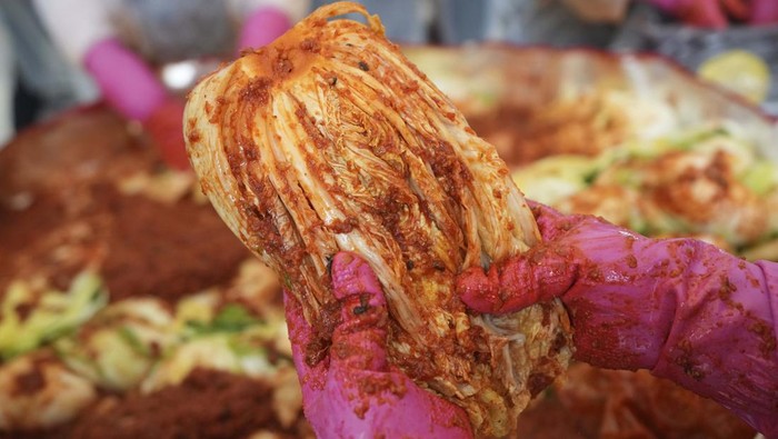 Puluhan warga Seoul membuat 8 ton kimchi dalam festival Gimjang di kuil Jogye, Rabu (27/11). Tradisi ini wujud solidaritas jelang musim dingin.