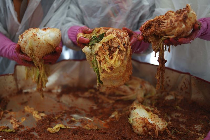 Puluhan warga Seoul membuat 8 ton kimchi dalam festival Gimjang di kuil Jogye, Rabu (27/11). Tradisi ini wujud solidaritas jelang musim dingin.