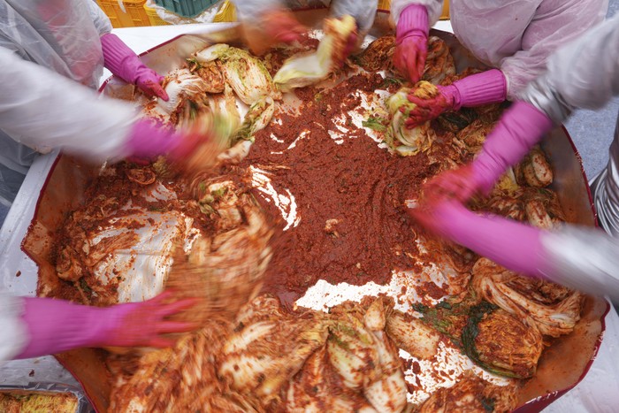 Puluhan warga Seoul membuat 8 ton kimchi dalam festival Gimjang di kuil Jogye, Rabu (27/11). Tradisi ini wujud solidaritas jelang musim dingin.