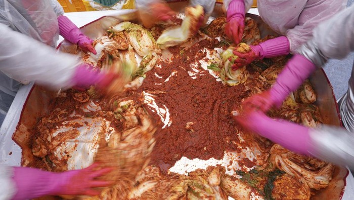 Puluhan warga Seoul membuat 8 ton kimchi dalam festival Gimjang di kuil Jogye, Rabu (27/11). Tradisi ini wujud solidaritas jelang musim dingin.