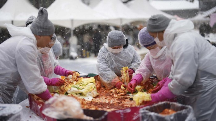 Puluhan warga Seoul membuat 8 ton kimchi dalam festival Gimjang di kuil Jogye, Rabu (27/11). Tradisi ini wujud solidaritas jelang musim dingin.