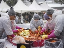 Warga Seoul Kompak Bikin 8 Ton Kimchi Jelang Musim Dingin