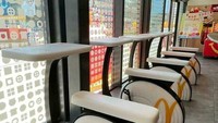 McDonald’s di China punya inisiatif keren nih. Kamu bisa makan sampai olahraga sepeda. Nanti hasilnya bisa mengalirkan listrik untuk mengisi daya baterai ponsel. Foto: Bored Panda