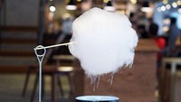 Di Shanghai, China ada kopi unik dimana di atasnya diberi ‘awan’ gulali. Uap panas kopi akan membuat gulali perlahan meleleh dan jatuh ke cangkir kopi untuk memberi rasa manis. Foto: Bored Panda