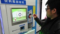 Sisa botol minuman plastik bisa didaur ulang di mesin ini untuk beli tiket kereta bawah tanah di Beijing. Wah, untung ya! Foto: Bored Panda