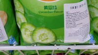 Keripik kentang Lay’s punya banyak varian rasa. Salah satunya rasa mentimun yang bisa ditemukan di China. Tertarik coba? Foto: Bored Panda