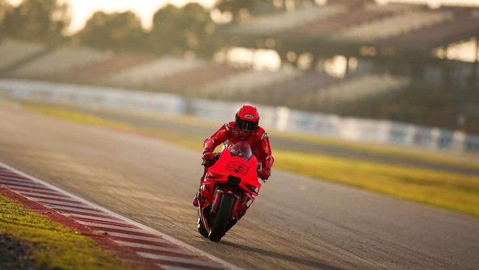 MONTMELO, SPAIN - NOVEMBER 19: Marc Marquez of Spain and Ducati Lenovo Team in actionduring the MotoGP Test in Barcelona at Circuit de Catalunya on November 19, 2024 in Montmelo, Spain. (Photo by Eric Alonso/Getty Images)