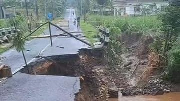 akses jalan raya bantur putus dampak banjir