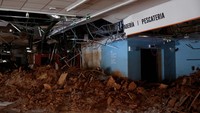 Lumpur sisa banjir masih menumpuk di sejumlah gedung. 