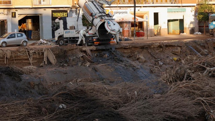 Nearly a month after serious flooding, the Poyo ravine, that overflowed, is covered with mud and sludge that has been removed from the streets, houses and garages, in Paiporta, Valencia, Spain, November 28, 2024. REUTERS/Eva Manez