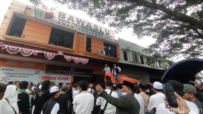 Aksi massa di depan kantor Bawaslu Kota Tasikmalaya