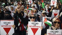 Sejumlah warga membawa poster saat mengikuti aksi solidaritas bela Palestina di depan Kedubes AS untuk Indonesia, di Jl Medan Merdeka Selatan, Jakarta, Jumat (29/11/2024).