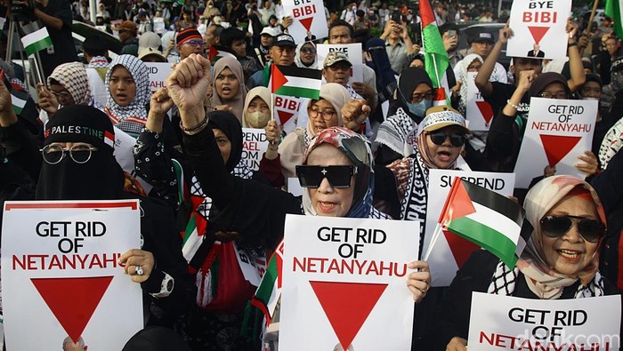 Sejumlah warga membawa poster saat mengikuti aksi solidaritas bela Palestina di depan Kedubes AS untuk Indonesia, di Jl Medan Merdeka Selatan, Jakarta, Jumat (29/11/2024). Aksi solidaritas yang diikuti ratusan peserta dari berbagai elemen masyarakat di kota tersebut untuk menyerukan kemerdekaan negara Palestina dan mengutuk keras genosida yang dilakukan zionis Israel. Aksi ini bertepatan dengan hari solidaritas untuk Palestina sedunia.
