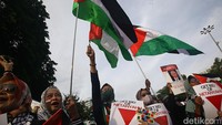 Dalam aksi tersebut, massa mengutuk keras genosida yang dilakukan zionis Israel.  