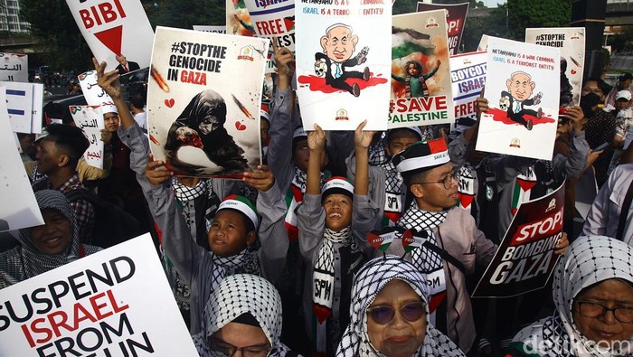 Aksi Massa Peringati Hari Solidaritas untuk Palestina Sejumlah warga membawa poster saat mengikuti aksi solidaritas bela Palestina di depan Kedubes AS untuk Indonesia, di Jl Medan Merdeka Selatan, Jakarta, Jumat (29/11/2024). Aksi solidaritas yang diikuti ratusan peserta dari berbagai elemen masyarakat di kota tersebut untuk menyerukan kemerdekaan negara Palestina dan mengutuk keras genosida yang dilakukan zionis Israel. Aksi ini bertepatan dengan hari solidaritas untuk Palestina sedunia.
