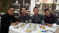 Terakhir ada momen Ali Syakieb saat bersantap dengan rekan politiknya. Terlihat ada Ritchie Ismail, adik ipar Raffi Ahmad ikut bergabung. Foto: Instagram @alisyakieb