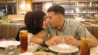Momen makan malam Ali Syakieb dan Margin ini juga tak kalah mencuri perhatian. Ia berpose mesra sambil menunggu pesanannya datang. Foto: Instagram @alisyakieb