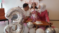 Ini adalah momen Ali Syakieb dan Margin saat merayakan ulang tahun putrinya. Mereka membuatkan pesta kecil-kecilan dengan kue strawberry. Foto: Instagram @alisyakieb
