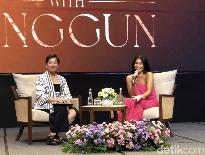 Anggun C. Sasmi dalam jumpa pers konser perayaan malam tahun baru di The Meru Sanur, Jumat (29/11/2024). (Ida Bagus Putu Mahendra/detikBali)