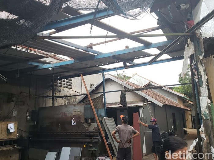 Angin kencang terjang Waru, Sidoarjo rusak rumah warga