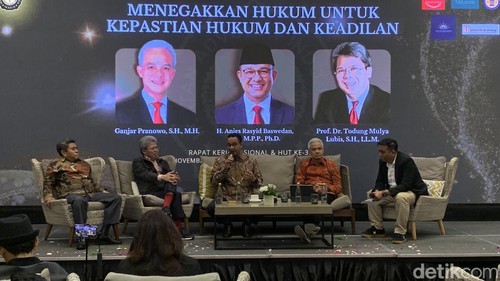 Anies Baswedan dan Ganjar Pranowo saat diskusi publik di acara Rakernas IKADIN, Badung, Jumat (29/11/2024). (Rizki Setyo)