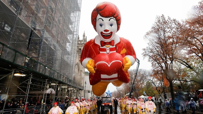 Parade Hari Thanksgiving Macy ke-98 kembali digelar di New York. Penonton tetap antusias meski diterjang hujan deras.