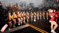 Pemandu sorak mempersiapkan dimulainya Parade Hari Thanksgiving Macys ke-98 di Kota New York, AS, Kamis (28/11/2024). Foto: REUTERS/Brendan McDermid