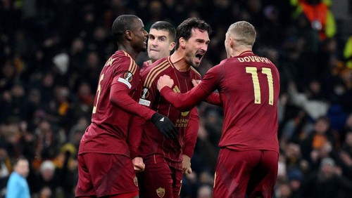 LONDON, ENGLAND - NOVEMBER 28: Mats Hummels of AS Roma celebrates with teammates Evan Ndicka and Artem Dovbyk after scoring his teams second goal during the UEFA Europa League 2024/25 League Phase MD5 match between Tottenham Hotspur and AS Roma at Tottenham Hotspur Stadium on November 28, 2024 in London, England. (Photo by David Ramos - UEFA/UEFA via Getty Images)