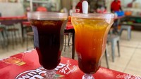 Puas makan yang gurih-gurih, kamu bisa menyegarkan dahaga dengan segelas es liang teh dan kietna. Kietna berbahan jeruk dan kiamboy yang rasanya asam segar.
