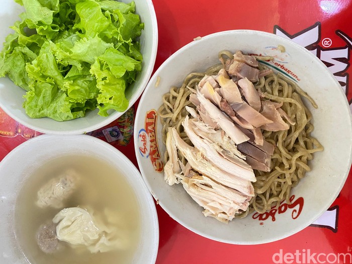 Gurihnya Nendang! Bakmi Acang Topping Ayam Kampung di Jakbar