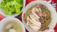 Begini penampakan seporsi bakmi ayam dengan topping paha dan dada ayam. Bakmi dilengkapi dengan selada segar.
