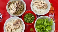 Semangkuk bakmi ayam dijual Rp 42 ribu, belum dengan pelengkap. Kalau dengan pelengkap bakso, pangsit, atau suikiaw, harganya Rp 60 ribu.