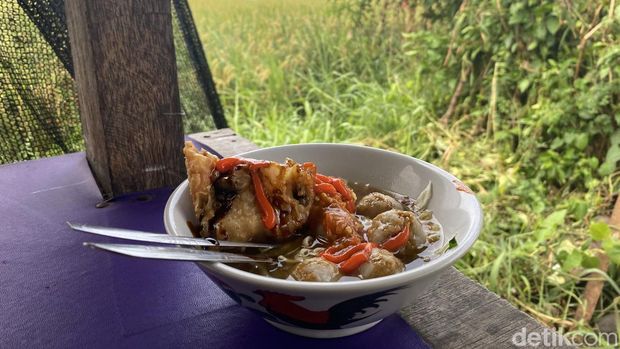 Meatballs by the rice fields on Jalan Pulau Obi, Banyuning, Singaraja. (Ni Komang Nartini- detikBali)