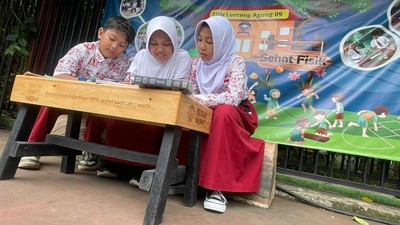 Bangku Daur Ulang Dukung Pendidikan dan Kurangi Sampah Plastik