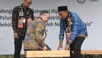 Presiden Direktur PT Nestle Indonesia Samer Chedid (tengah) duduk di bangku daur ulang plastik pascakonsumsi disaksikan perwakilan pihak SDN Lenteng Agung 09 Sarwoko (kanan) dan perwakilan dari Direktorat Pengelolaan Sampah Kementerian Lingkungan Hidup Agus Supriyanto (kiri) saat penyerahan bangku daur ulang tersebut di Jakarta. ANTARA FOTO/Indrianto Eko Suwarso