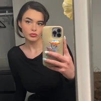 Barbie berpose dengan wajah fierce dan tampak berada di lokasi syuting, karena ada tanda dengan namanya yang juga terlihat di foto tersebut. Fans dengan cepat membagikan ulang foto tersebut di media sosial, salah satunya berkomentar, “Transformasi gila dari seorang Barbie Ferreira.” Foto: Instagram/@barbieferreira