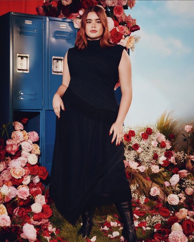 Namun, transformasi fisiknya yang terlihat baru-baru ini menimbulkan berbagai reaksi, mulai dari pujian atas penampilannya hingga kekhawatiran perubahan tersebut mungkin memengaruhi pesan yang selama ini ia bawa. Foto: Instagram/@barbieferreira