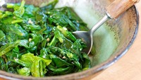Rutin makan sayuran berdaun hijau, seperti bayam dan kangkung, bisa mengurangi stres dan merelaksasi pembuluh darah. Jadi, sakit kepala yang mengganggu dapat berkurang. Foto: Getty Images/PoppyB
