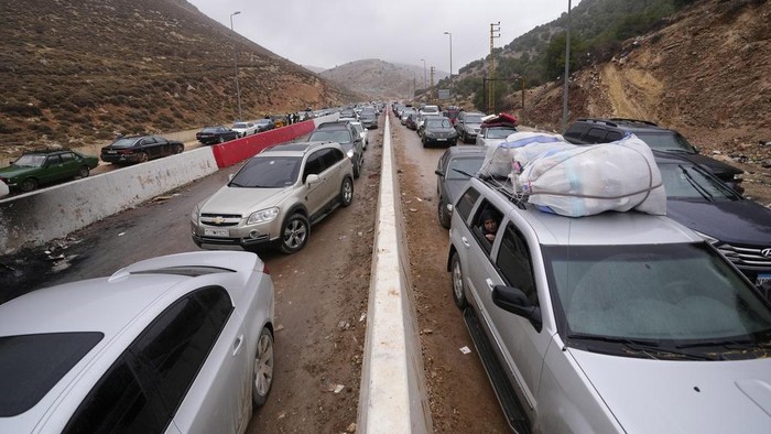 Displaced residents return from Syria at the Masnaa border crossing, eastern Lebanon, following a ceasefire between Israel and Hezbollah on Wednesday, Nov. 27, 2024. (AP Photo/Hassan Ammar)