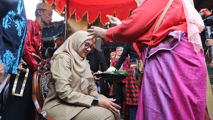 Bupati Banyuwangi Ipuk menjadi keluarga kehormatan suku Bugis Mandar.