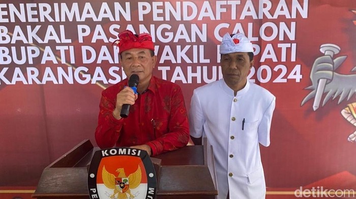 Dana-Swadi yang melaksanakan pres conference setelah mendaftar ke KPU beberapa bulan lalu. (I Wayan Selamat Juniasa)