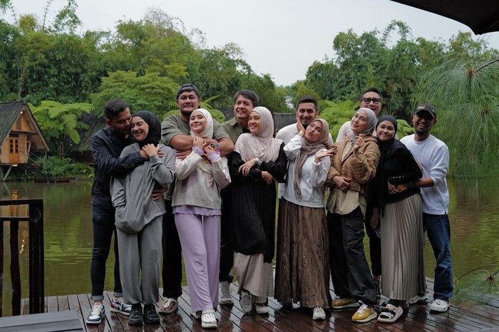 Dimas Seto Dimas Seto liburan bareng istri dan teman, termasuk Haldy Sabri dan Irish Bella.
