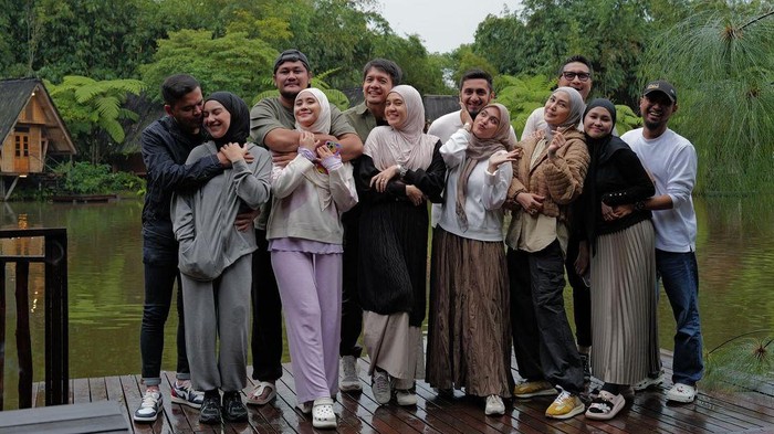 Dimas Seto Dimas Seto liburan bareng istri dan teman, termasuk Haldy Sabri dan Irish Bella.