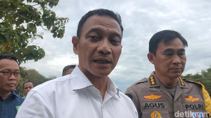 Dirreskrimsus Polda Jateng, Kombes Dwi Subagio (kiri) dan Kabiddokkes Polda Jateng Kombes drg. Agustinus (kanan) di TPU Bangunrejo, Sragen, Jumat (29/11/2024).