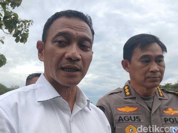 Dirreskrimsus Polda Jateng, Kombes Dwi Subagio (kiri) dan Kabiddokkes Polda Jateng Kombes drg. Agustinus (kanan) di TPU Bangunrejo, Sragen, Jumat (29/11/2024).