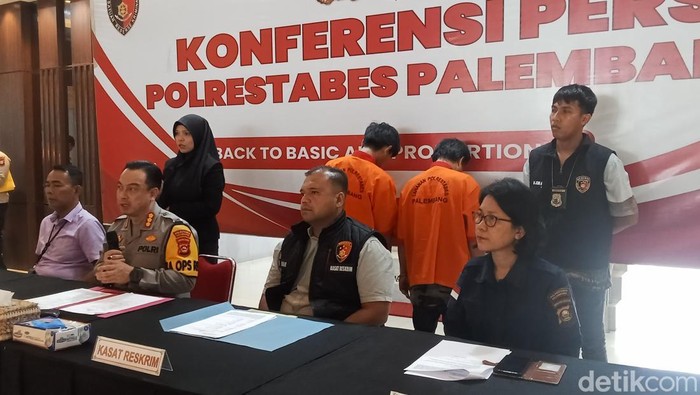 Dua pria yang curi motor di Palembang saat diamankan polisi