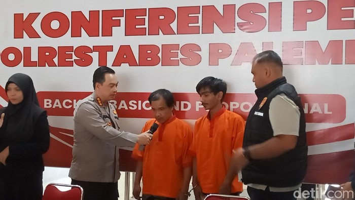 Dua pria yang curi motot ancam pakai sajam saat diamankan polisi
